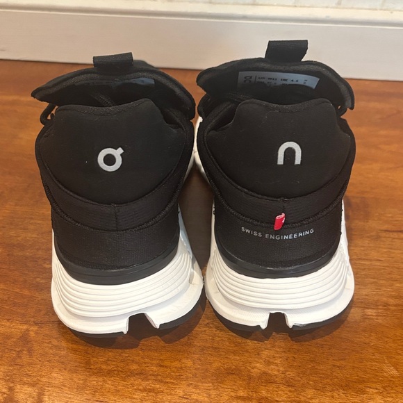 On Running Women’s size 6.5 Black and White Sneakers - Picture 2 of 4